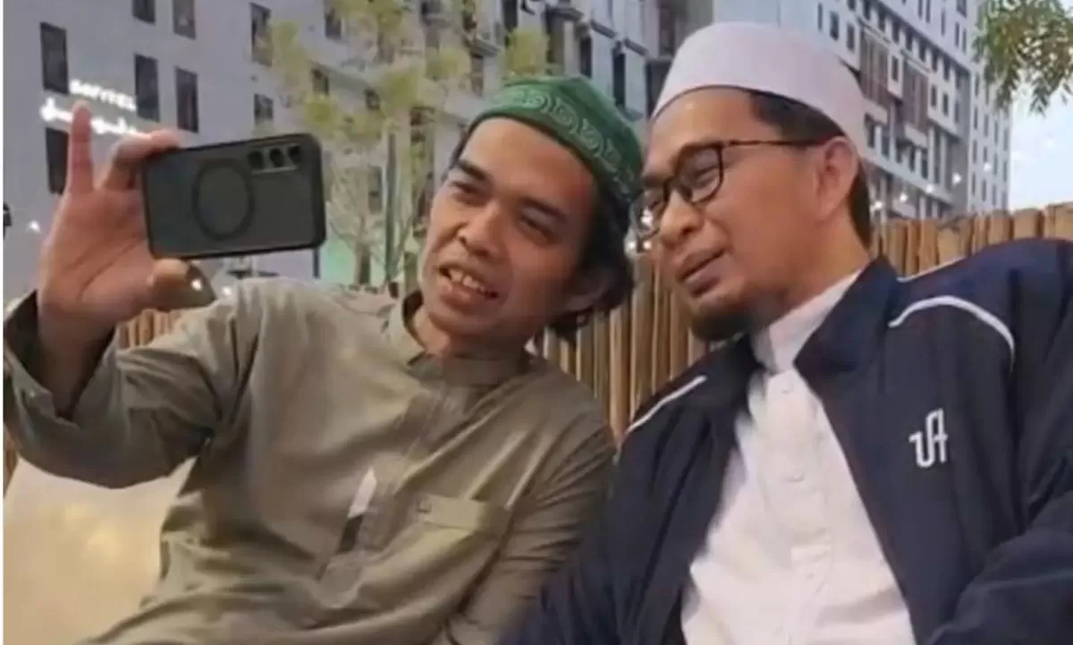 Potret Ustadz Abdul Somad bertemu dengan Ustadz Adi Hidayat di Madinah jelang peringatan Maulid Nabi Muhammad SAW (Instagram/adihidayatofficial)