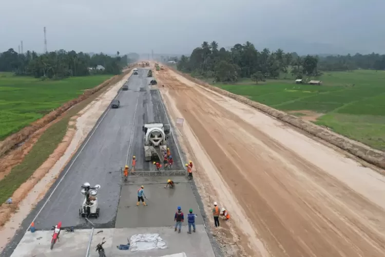 Pembangunan Jalan Tol Padang-Sicincin yang akan menjadi satu dari 8 delapan ruas Jalan Tol Trans Sumatera (JTTS) yang akan rampung pembangunannya danberoperasi di tahun 2024 (Instagram: PUPR_BPJT)