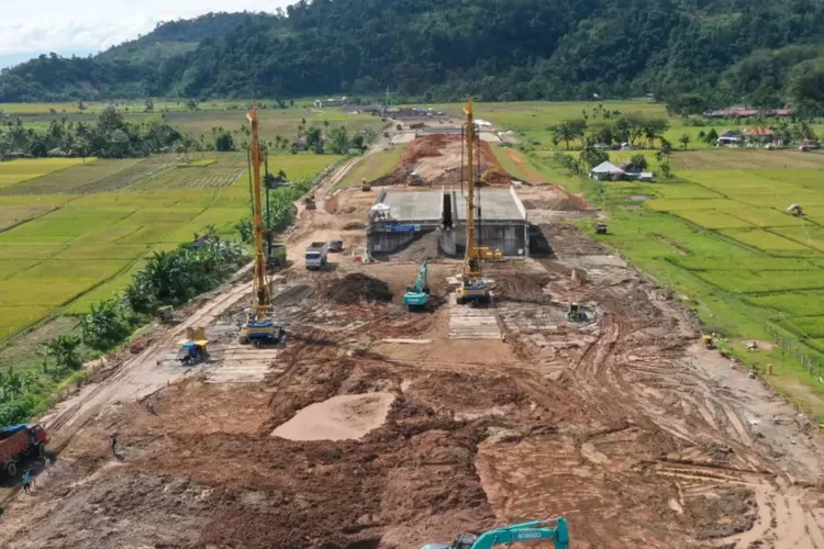 Proses pembangunan Jalan Tol Padang-Sicincin di Sumatera Barat. Tol ini mendapat kucuran dana dari pemerintah sebesar Rp18,6 triliun melalui PMN. (Instagram: PUPR_BPJT)