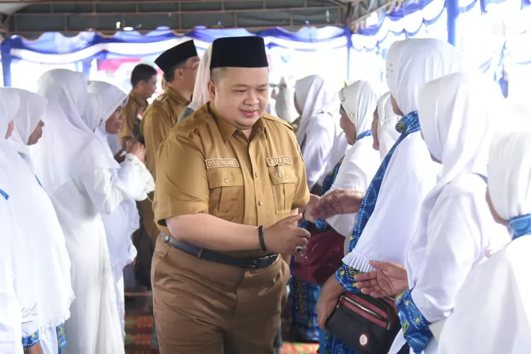 Bupati Tapsel Dolly Pasaribu dan Ketua TP PKK Rosalina, saat menghadiri pengajian BKMT di Desa Saro Godung, Kecamatan Sipirok, Kabupaten Tapsel, Selasa (9/1/2024).(Foto: Realitasonline.id/ RI)