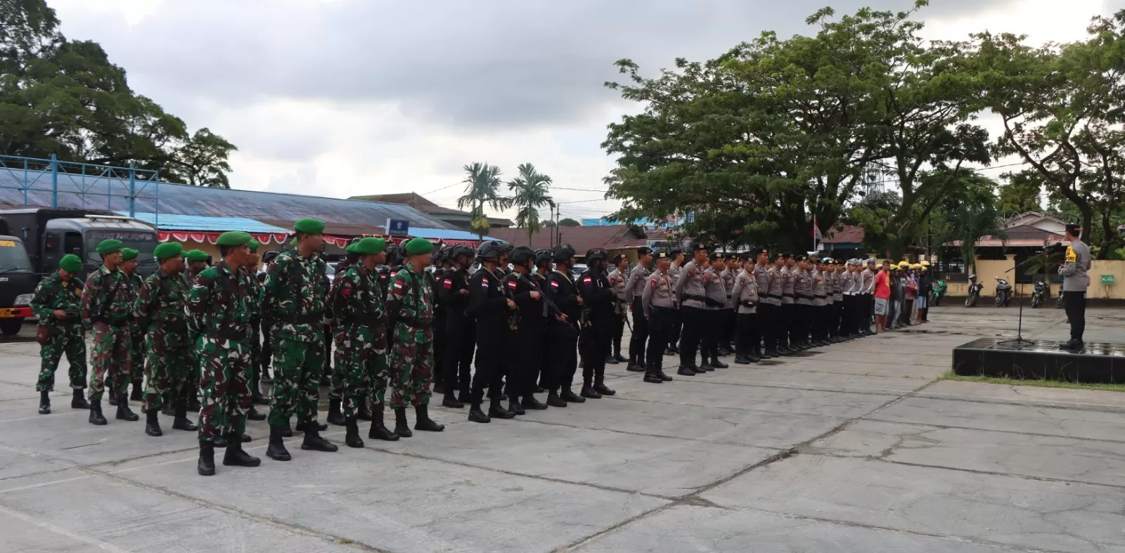Kapolres Biak Numfor AKBP Ari trestiawan saat memimpin apel gabungan mengajak menjaga kedamaian dan kenyamanan warga.  (CENDERAWASIH POS/ISMAIL)