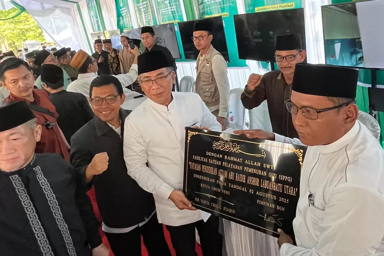 Penyerahan Prasasti SPPG Yayasan PAAH Anshor Kab. Labura oleh Ketum PBNU, Gus Yahya kepada Ahmad Bukhori perwakilan ketua Yayasan di Cirebon Jawa Barat.