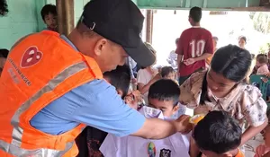Seragam Bantuan Buat Senyum Mengembang Ketika Gerakan Anak Negeri dan Faji Sambangi Tapanuli Selatan