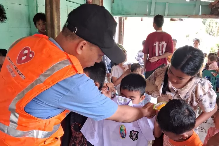 Anak-anak kecil berdiri di barisan depan, sebagian masih tanpa alas kaki. Ada senyum yang tergores di wajah mereka saat melihat relawan Gerakan Anak Negeri (GAN) dan Federasi Arung Jeram Indonesia (FAJI) tiba. (WAHYU/RADAR SUKABUMI)
