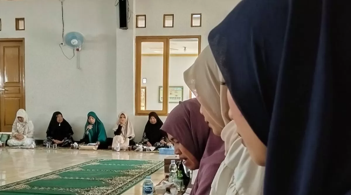 Mahasiswa KKN IAI Al-Azhary Cianjur berbaur dan bersilaturahmi bersama warga Desa Mekarwangi dalam kegiatan Soan Pengajian. (FOTO: Ist).