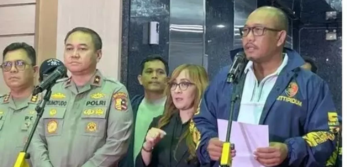 Direktur Tindak Pidana Umum Bareskrim Polri Brigadir Jenderal Polisi Wira Satya Triputra (kanan) dalam konferensi pers terkait penggerebekan judi online. (Foto: Antara)
