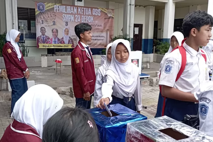 Pelaksanaan pemilihan Ketua Osis di halaman SMPN 23 Depok, yang terletak di Jalan Jambore, Kelurahan Harjamukti, Kecamatan Cimanggis. (ANDIKA EKA/RADAR DEPOK)