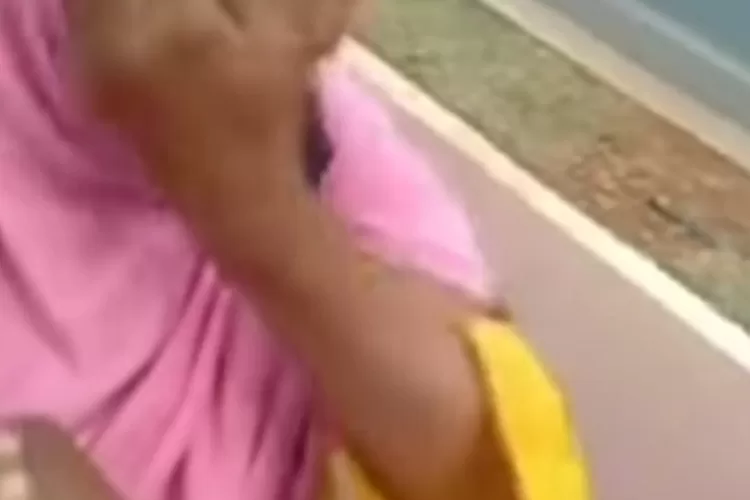 Aan satpam TMII secara kasar menarik dan memaki Encum seorang pedagang asongan liar  (Instagram @netnet)