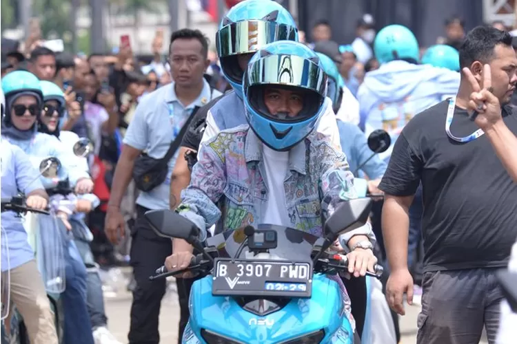 Bonceng Sang Istri, Gibran Konvoi Motor Listrik ke Kampanye Akbar di GBK (Twitter/@alwaysgibran)