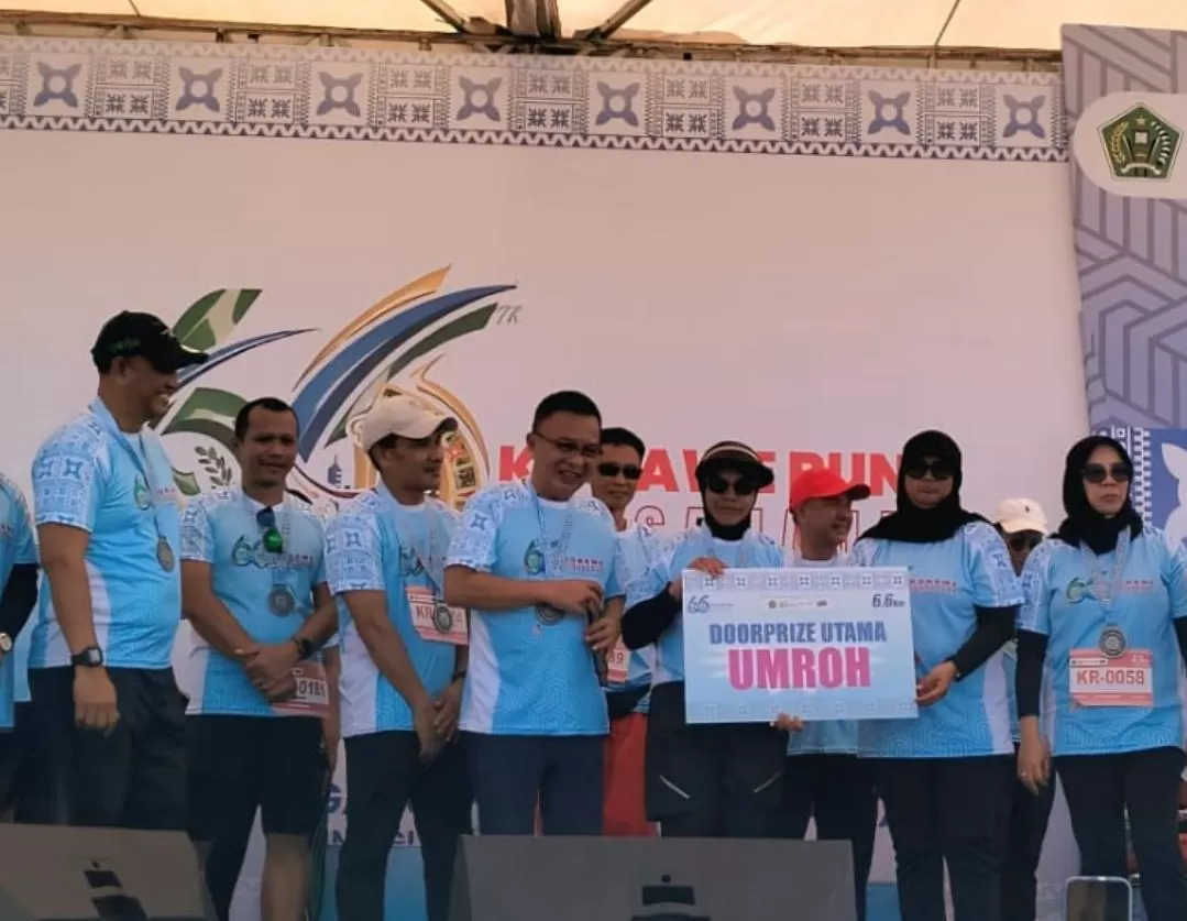 Penyerahan hadiah Umrah kepada satu peserta yang beruntung