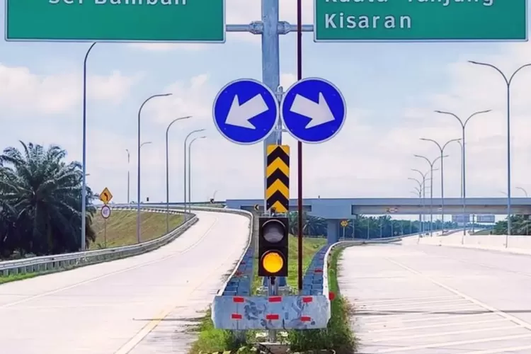 Jalan Tol Indrapura-Kisaran yang berada di Sumatera Utara ini telah rampung pembangunannya. Jalan tol ini juga dapat dilalui kendaraan dengan kecepatan maksimal mencapai 100 km per jam. (Instagram: pupr_bpjt)