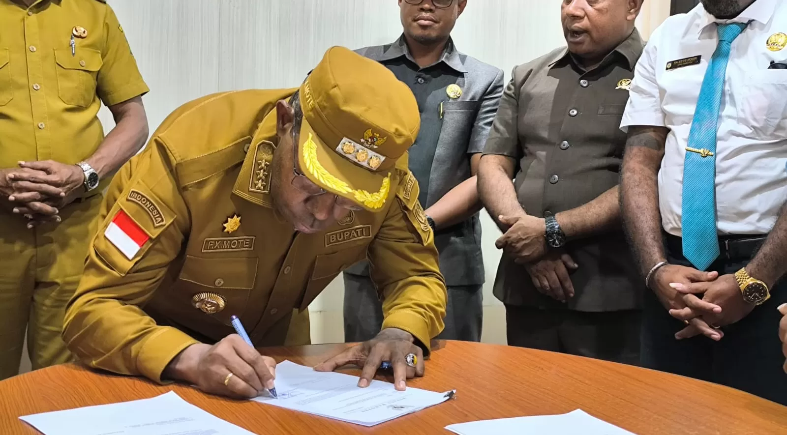 Bupati Waropen Drs. FX Mote saat menandatangani dokumen 500 Honorer K2 untuk diperjuangkan di Kemenpan RB sebagai ASN. (CENDERAWASIH POS/ISMAIL)