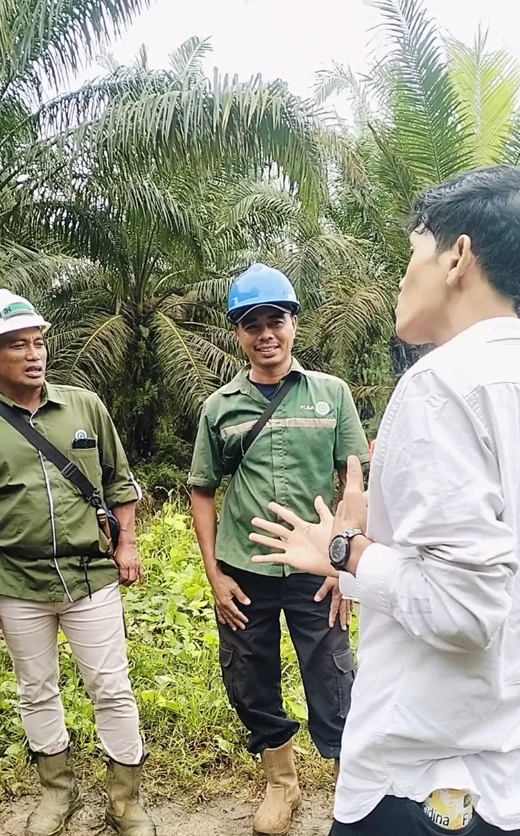 Praktisi hukum Fhalar Anwar saat memberikan pemahaman hukum pada mandor-mandor PT SJA Astra Agro Lestari Tbk di Desa Tontowea. Foto: dok iNSulteng.id