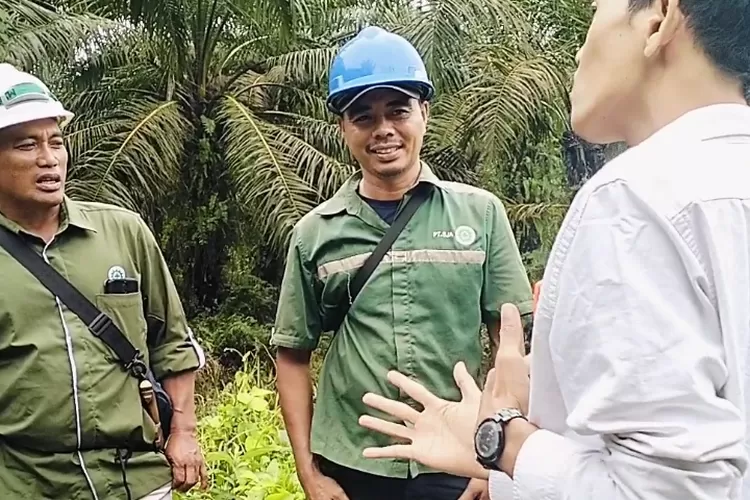Praktisi hukum Fhalar Anwar saat memberikan pemahaman hukum pada mandor-mandor PT SJA Astra Agro Lestari Tbk di Desa Tontowea. Foto: dok iNSulteng.id
