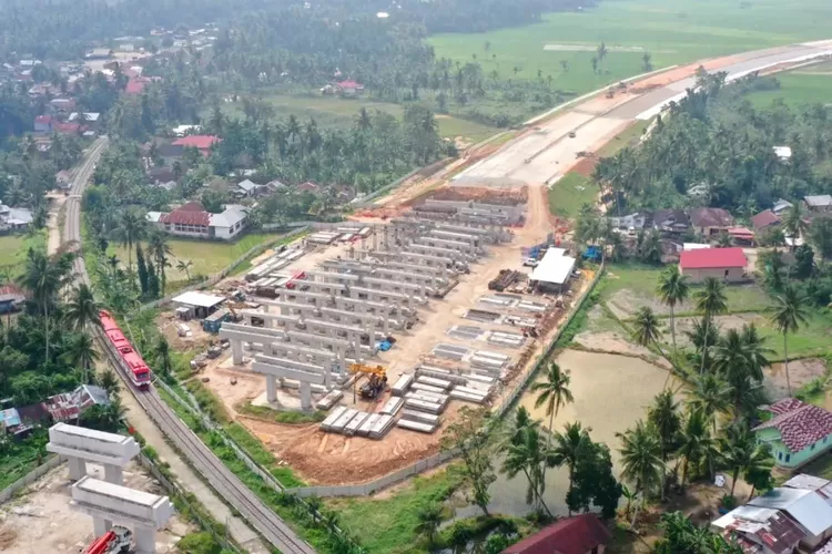 Jalan Tol Padang-Sicincin di Sumatera Barat ditargetkan tuntas oleh pemerintah pada bulan Juli 2024 mendatang. Tol ini siap pangkas waktu perjalanan menjadi 30 menit saja. (Instagram: pupr_bpjt)
