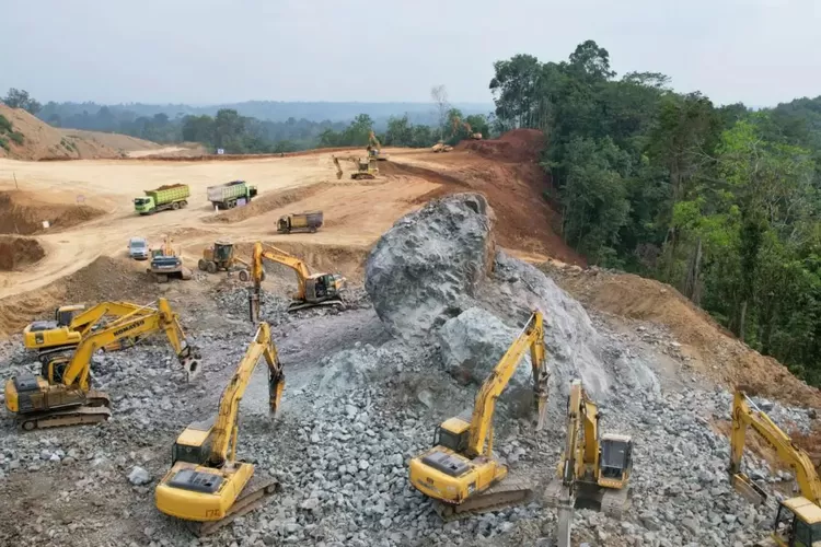 Proses konstruksi terhadap bidang tanah proyek Jalan Tol Padang-Sicincin di Sumatera Barat (Instagram: PUPR_BPJT)