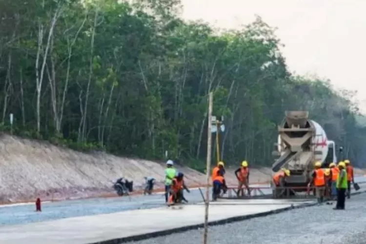 Ilustrasi proses pembangunan Jalan Tol Bayung Lencir-Tempino di wilayah Sumatera Selatan yang telah mencapai progres hampir 90 persen. Proyek rangkaian Jalan Tol Trans Sumatera (JTTS) ini ditargetkan rampung tahun 2024 ini (Instagram: pupr_bpjt)