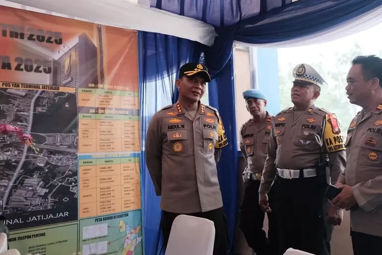 Kapolres Metro Depok, Kombes Abdul Waras saat mengunjungi Pospam Terminal Jatijajar. (DOKUMEN PEMKOT DEPOK)