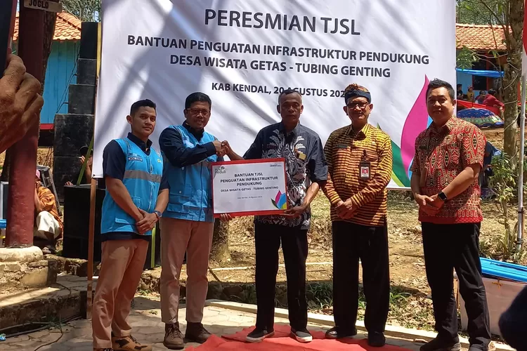 Senior Manajer Kom dan UM PLN UID JTY memberikan bantuan untuk desa wisata getas-tubing genting.  (edi prayitno/kontributor kendal)