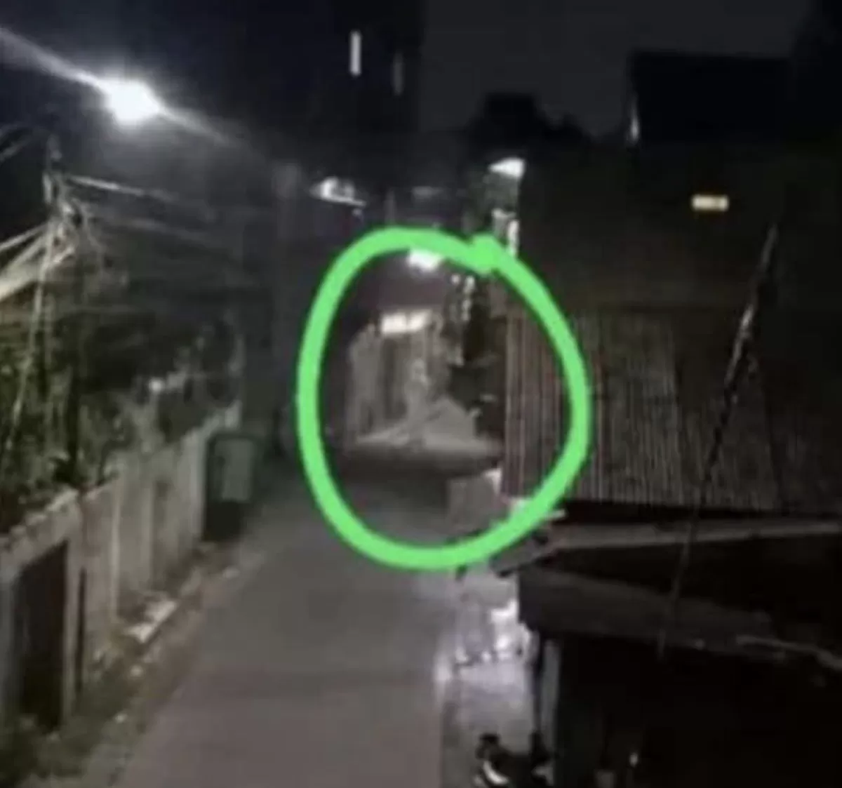 Teror Pocong Viral Bikin Panik, Disebut Bawa Senjata Tajam dan Intai Korban (Istimewa )
