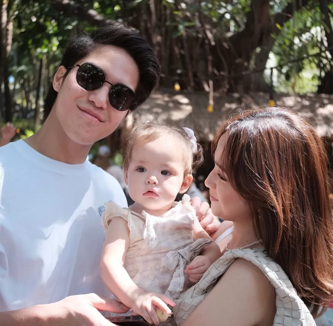 EL Rumi dan Syifa Hadju menggendong putri Jennifer Coppen, Kamari. (Instagram @syifahadju)