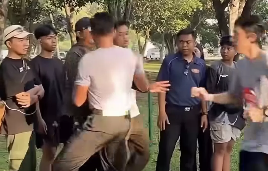 VIRAL! Pengawal Peserta Mandiri Jogja Marathon 2026 Diminta Keluar Lintasan, Tak Gunakan BIB Resmi. (kliksolonews/dok X)