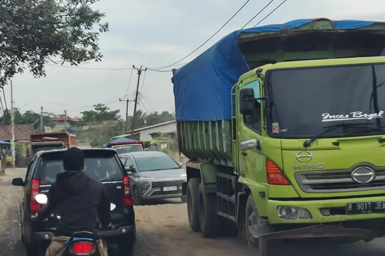 Truk tambang beroperasi di luar jam operasional. Salah satu pernasalahan yang menjadi tuntutan mahasiswa. (KABAR BOGOR)
