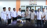 Bantuan Pendidikan Merata: Anggota DPRD Bulukumba Hadiri Penyerahan Seragam untuk Siswa SD