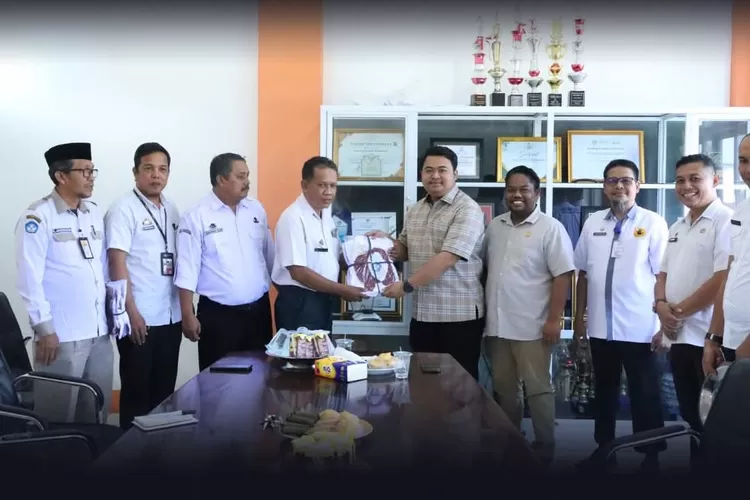 Anggota Komisi IV DPRD hadiri acara penyerahan seragam sekolah untuk jenjang sekolah dasar  (DPRD Kab. Bulukumba)