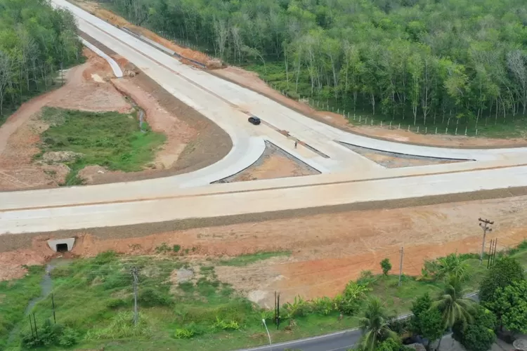 Jalan Tol Binjai-Langsa yang akan mengkoneksikan Sumatera Utara dan Aceh. Salahs atu seksi dari ruas jalan tol ini akan tuntas di awal tahun 2024 mendatang (Instagram: PUPR_BPJT)