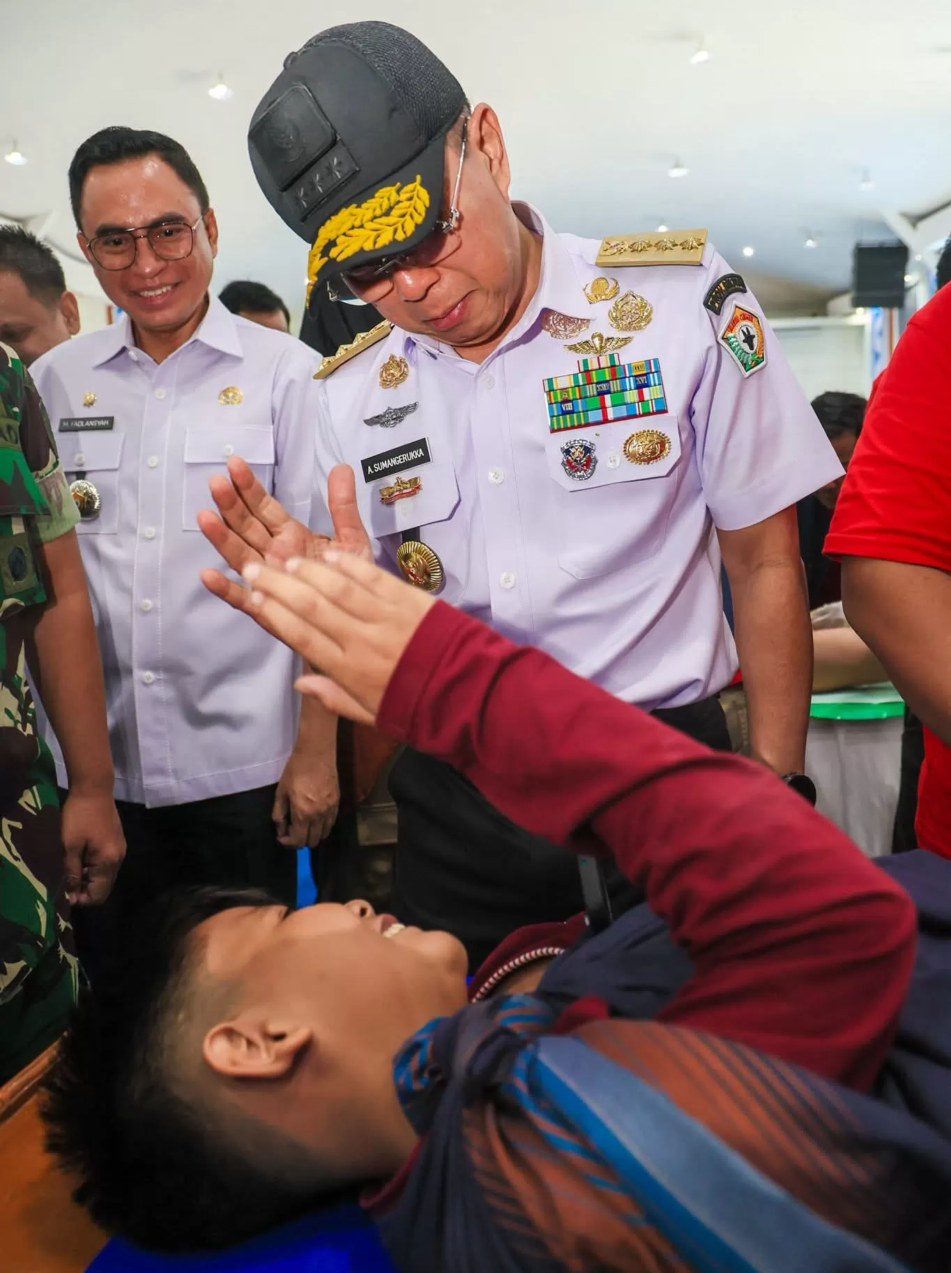 Gubernur Sultra Tinjau sunatan massal