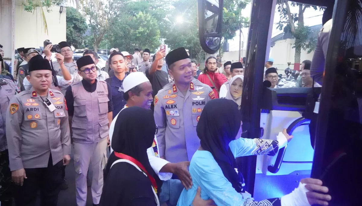Polres Cianjur fasilitasi keberangkatan jemaah haji kloter 24. (FOTO: Ist)