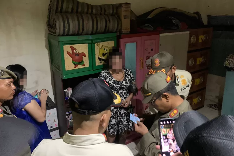 Pemeriksaan identitas kepada para pelayan di panti pijat yang berada din Jalan Raya Bogor, Kelurahan Tugu, Kecamatan Cimanggis. (ANDIKA EKA/RADAR DEPOK)