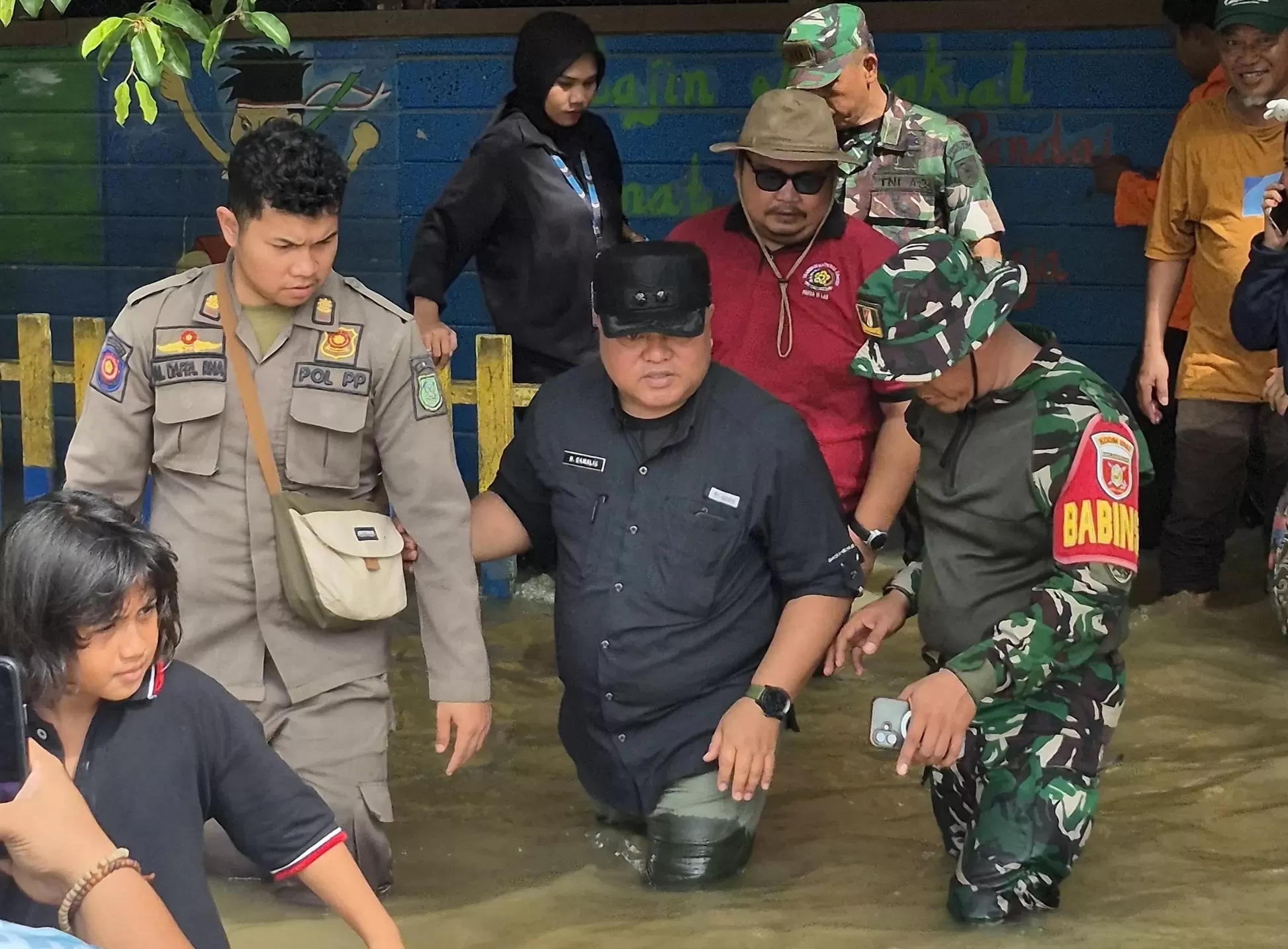 Wabup Berau Gamalis meninjau salah satu lokal di SD 001 Gunung Sari yang terendam banjir. (ARI/BP)