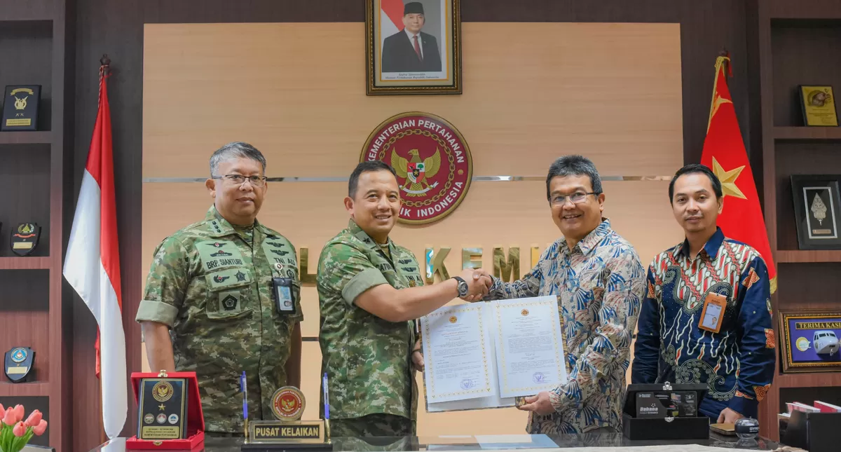 Direktur Teknologi dan Pengembangan PT Dahana, Yusep Nugraha Rubani, menerima sertifikat kesiapan produksi Bomb BNT-250, Jumat 20 Februari 2026 (Dok. Istimewa)