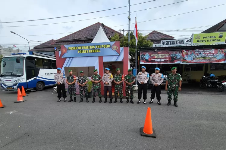 Posko netralitas TNI-Polri di depan GOR Bahurekso Kendal yang buka 24 jam. (Edi Prayitno/kontributor Kendal)