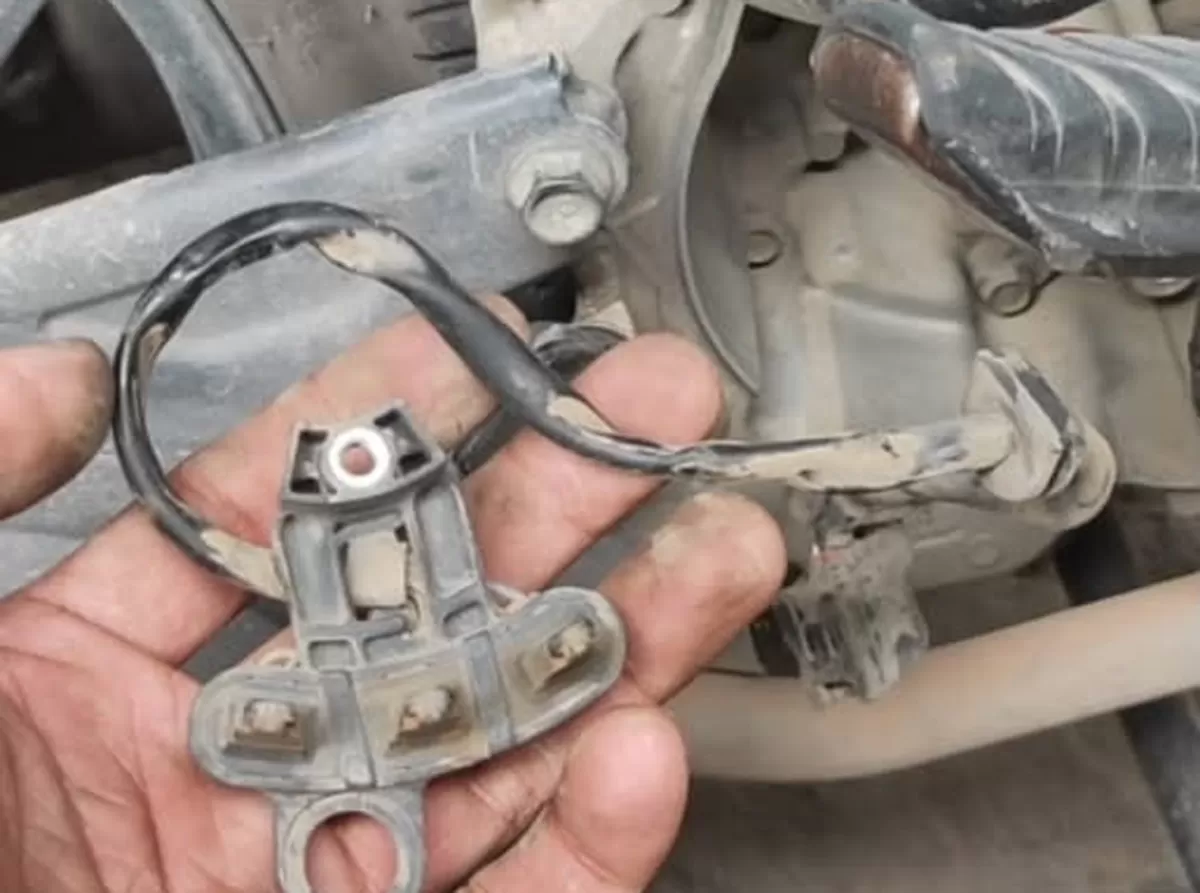 Sensor CKP Motor yang telah rusak.