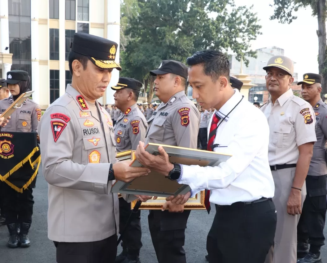 Kapolda Jambi Irjen Rusdi Hartono memberikan penghargaan kepada personel berprestasi (Metrojambi.com/Humas Polda Jambi)