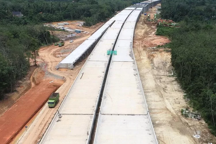 Jalan Tol bayung Lencir-Tempino di Provinsi Jambi terus menunjukkan progres positif. Jalan tol rangkaian Jalan Tol Trans Sumatera (JTTS) ini direncanakan beroperasi di bulan Juli 2024. (Dok: Hutama Karya)