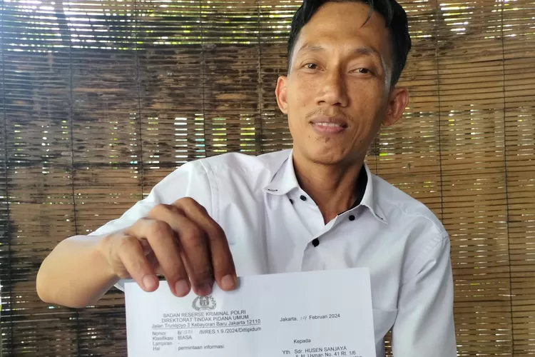 Husen Sanjaya selaku ahli waris H Naman bin Sapri dan Sainah binti H Mirin yang terkena Tol Desari menunjukan surat laporannya. (RADAR DEPOK)