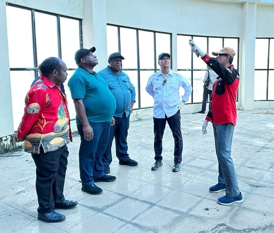 Pj Gubernur Papua Pegunungan, Velix Wanggai didampingi PJ Sekda Wasuok Siep saat melakukan kerja bakti bersama di halaman dan di dalam bangunan Mal Wamena, Kamis (27/2/2025). (CEPOSONLINE.CON/DENI).