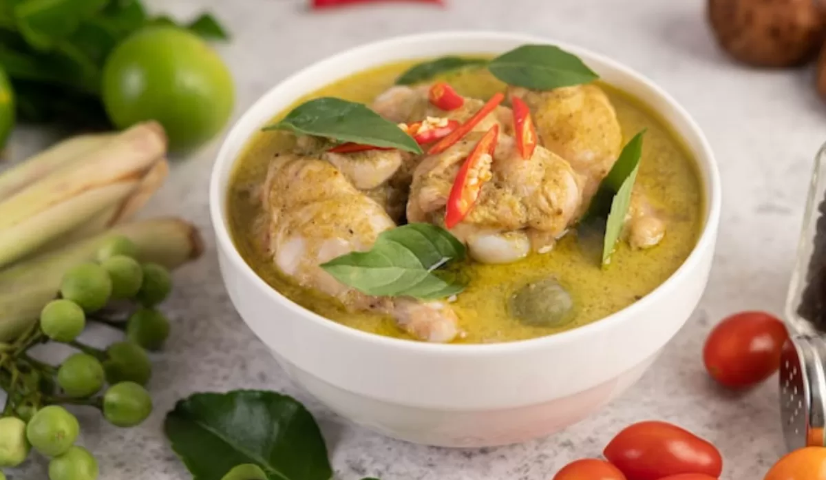 Resep opor ayam lebaran dapat dijadikan referensi saat momen idul fitri (Dok. Freepik)