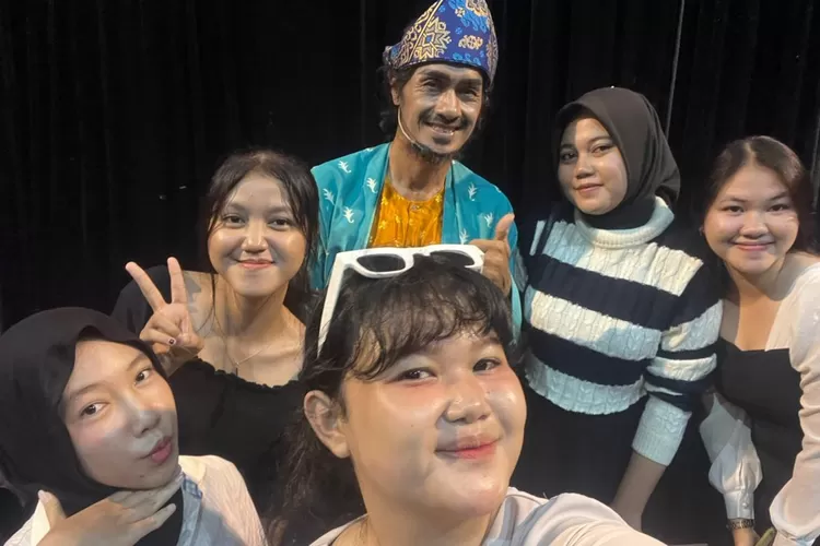 "Sultan" bersama para mahasiswa yang menyaksikan SMB II Harimau yang tak deapat dikalahkan.  (dok)