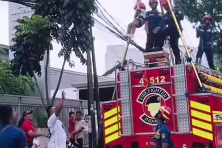 Viral Momen Kocak di CFD: Seorang Ibu Panggil Petugas Damkar Demi Keinginan Sang Buah Hati