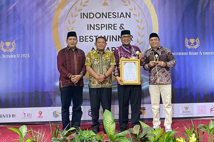Kepala MAN Labuhanbatu Munir Nasution raih Indonesian Inspire Award 2025 sebagai bentuk penghargaan nasional terhadap lembaga pendidikan Islam, Jumat (12/12/2025) malam.