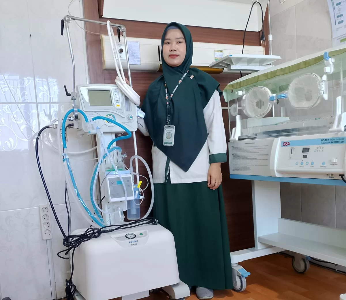 Perawat RSI Jombang menunjukkan alat kesehatan CPAP. (SketsaNusantara.id/As'ad Choirudin)