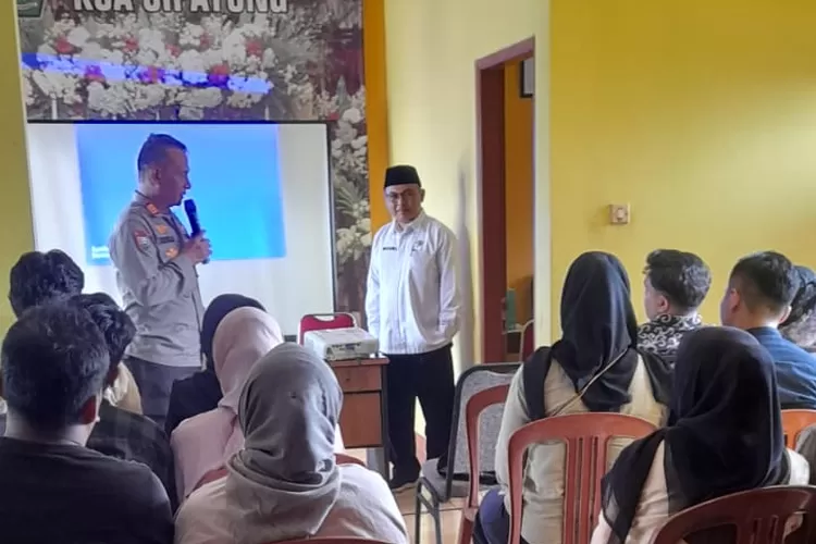 Peserta Calon Pengantin sedang mendapatkan sosialisasi UU PKDRT di Kantor KUA Kecamatan Cipayung Kota Depok