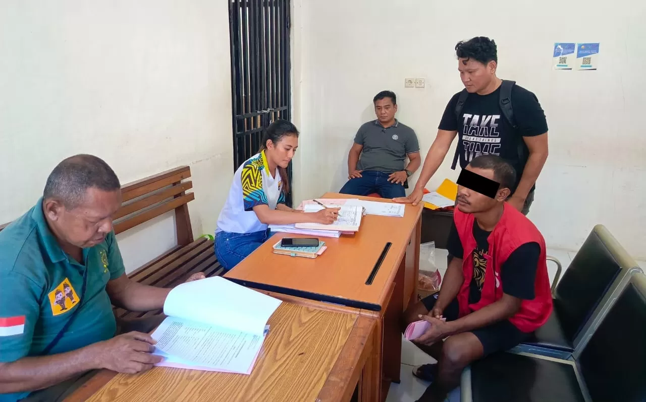 Tersangka AK ketika diserahkan ke Jaksa Penuntut Umum (JPU) di Pengadilan Negeri Jayapura, Jumat (17/1/2025). (Foto/ Humas Polresta).