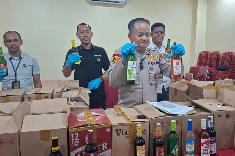 Ratusan botol miras tidak berizin dari berbagai merek yang diperlihatkan Kapolsek Pancoranmas AKP Hartono, di Mapolsek Pancoranmas, Kamis (19/6). (RISKY DWI LESTARI/RADAR DEPOK)