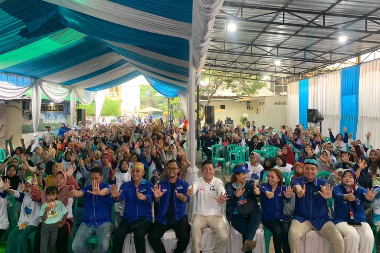 RAMAI : Foto bersama usai melaksanakan kegiatan Bulan Bakti Partai Demokrat, di Posko Pemenangan Budi Purnomo, Kelurahan Kalimulya, Kecamatan Cilodong. (DOK.TimPemenanganBudiPurnomo)